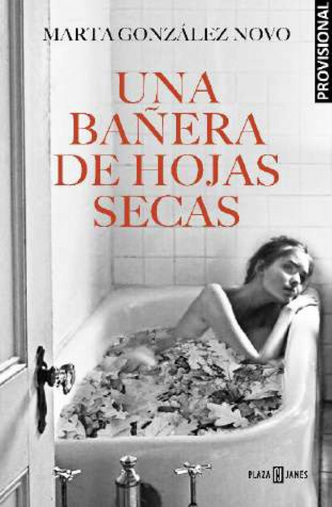  Una bañera con hojas secas 