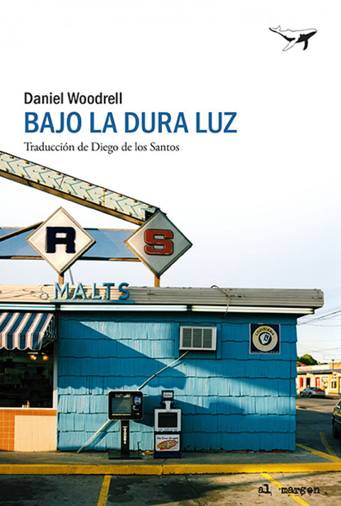  Bajo la dura luz 