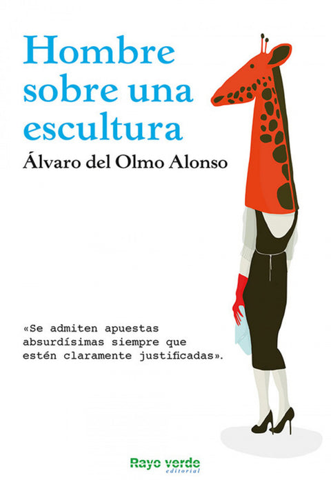  Hombre sobre una escultura 