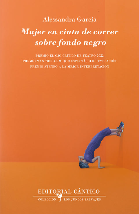  Mujer en cinta de correr sobre fondo negro 