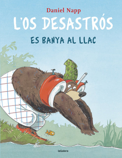  L'Os Desastrós es banya al llac 