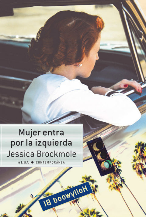  MUJER ENTRA POR LA IZQUIERDA 